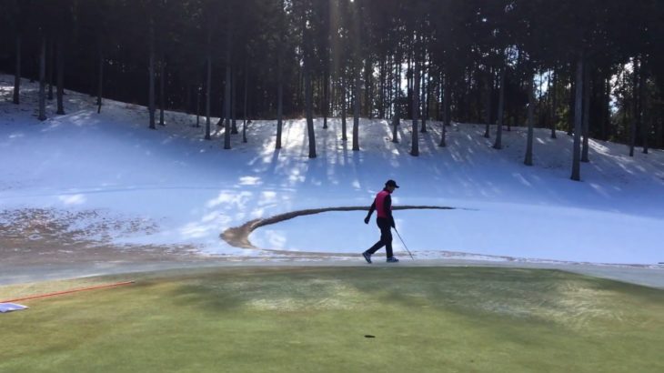 【冬のゴルフ 】凍りついたグリーンへのアプローチショット